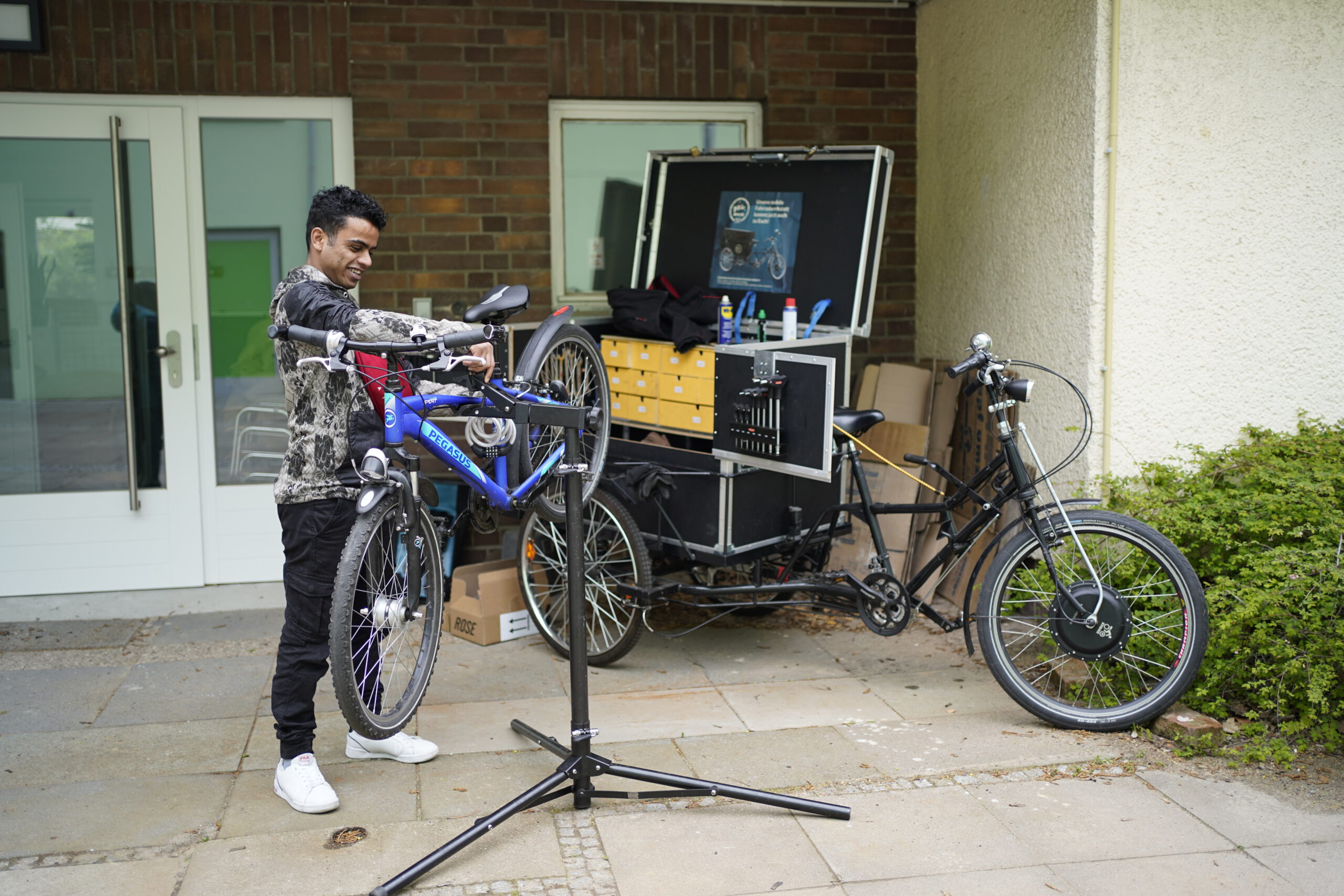 Nach einer langen Winterpause ist das KIDZ Bike, die mobile Fahrradwerkstatt endlich wieder unterwegs. Diese Woche kam KIDZ-Bike-Schrauber Erik auf das Gelände der Villa Lützow und besuchte Kinder der Soziale Gruppe. Unter Anleitung von Erik und dem Jugendlichen Abdul können die Kinder ihre Räder wieder fit machen.