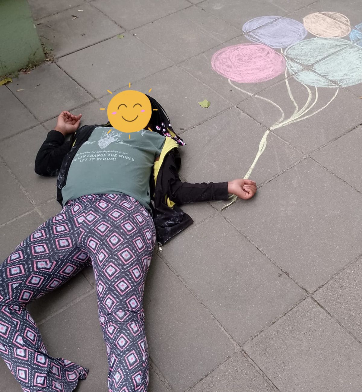 Ein junger Mensch und Kreideluftballons