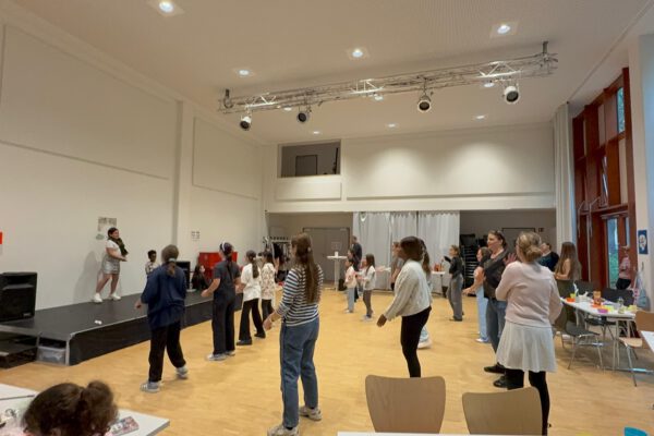 Junge Menschen tanzen