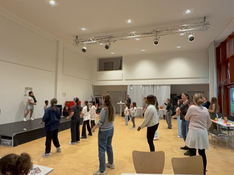 Junge Menschen tanzen