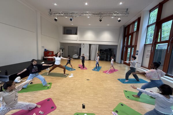 Junge Menschen machen Yoga