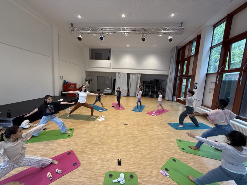 Junge Menschen machen Yoga