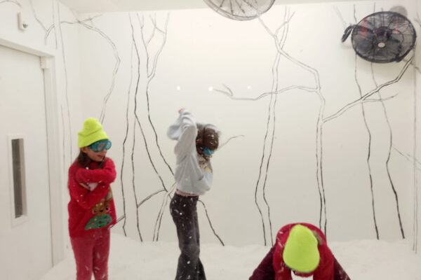 Kinder erkunden die Ausstellung