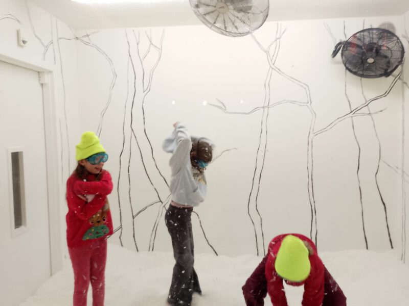 Kinder erkunden die Ausstellung