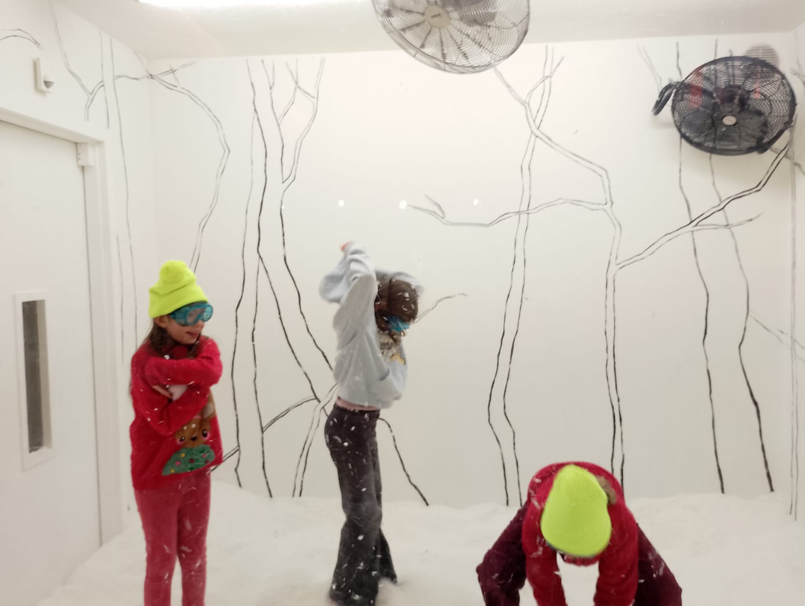 Kinder erkunden die Ausstellung