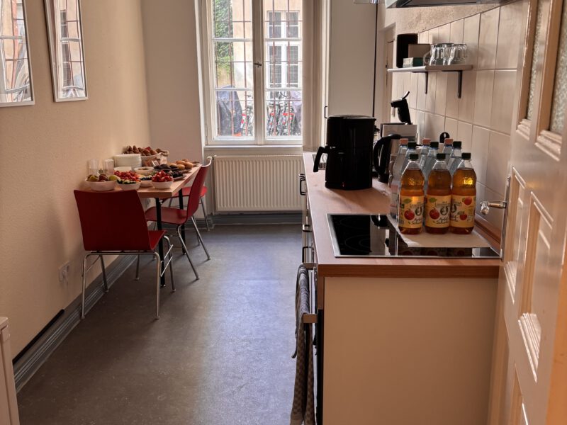 Mitarbeitendencafé zur Eröffnung der Räumlichkeiten in Tempelhof