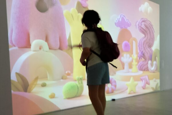 PLAY/BRAIN Berlin Junger Mensch vor Leinwand