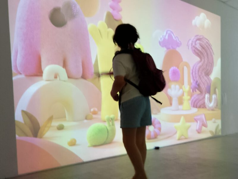 PLAY/BRAIN Berlin Junger Mensch vor Leinwand