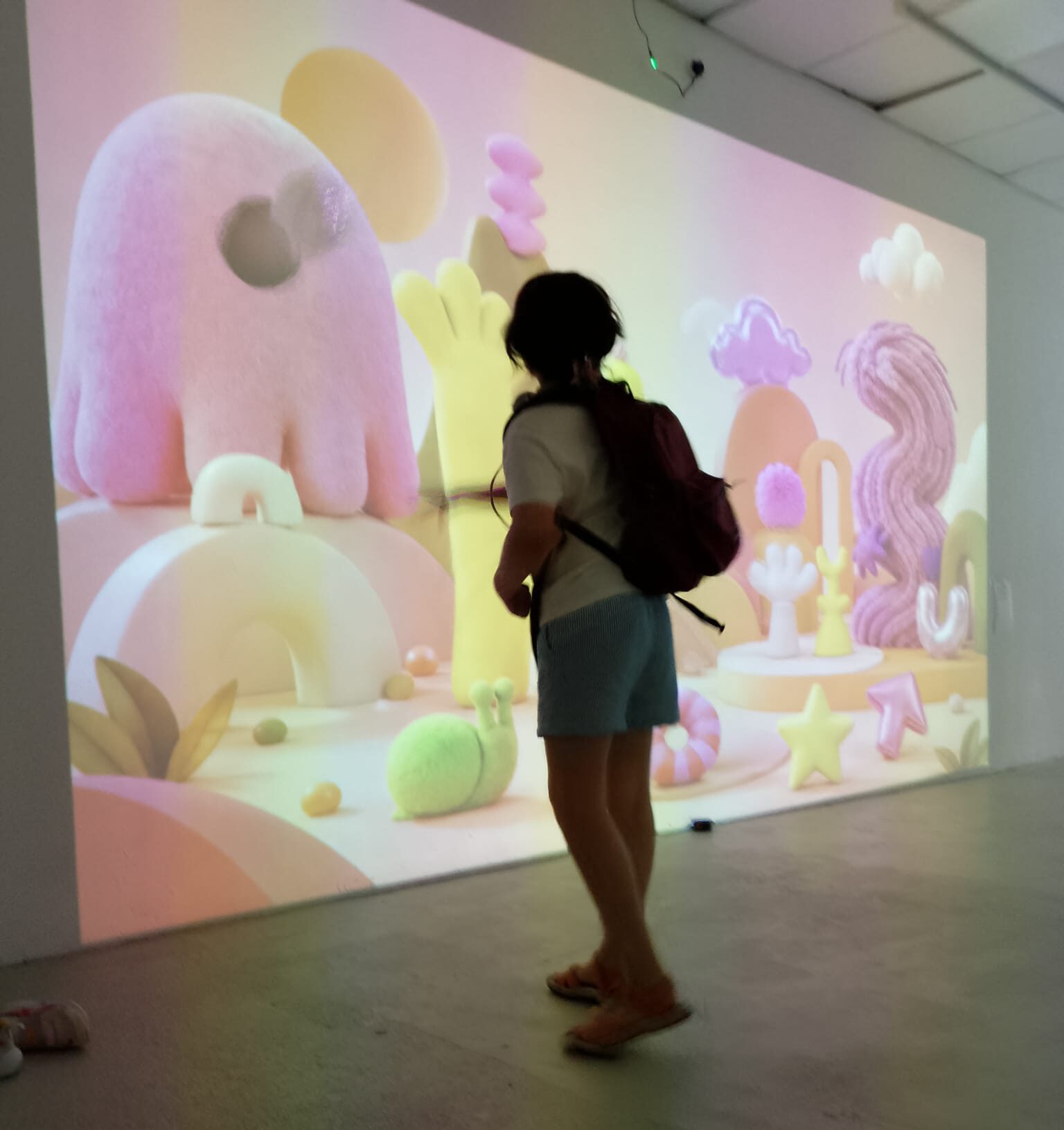 PLAY/BRAIN Berlin Junger Mensch vor Leinwand
