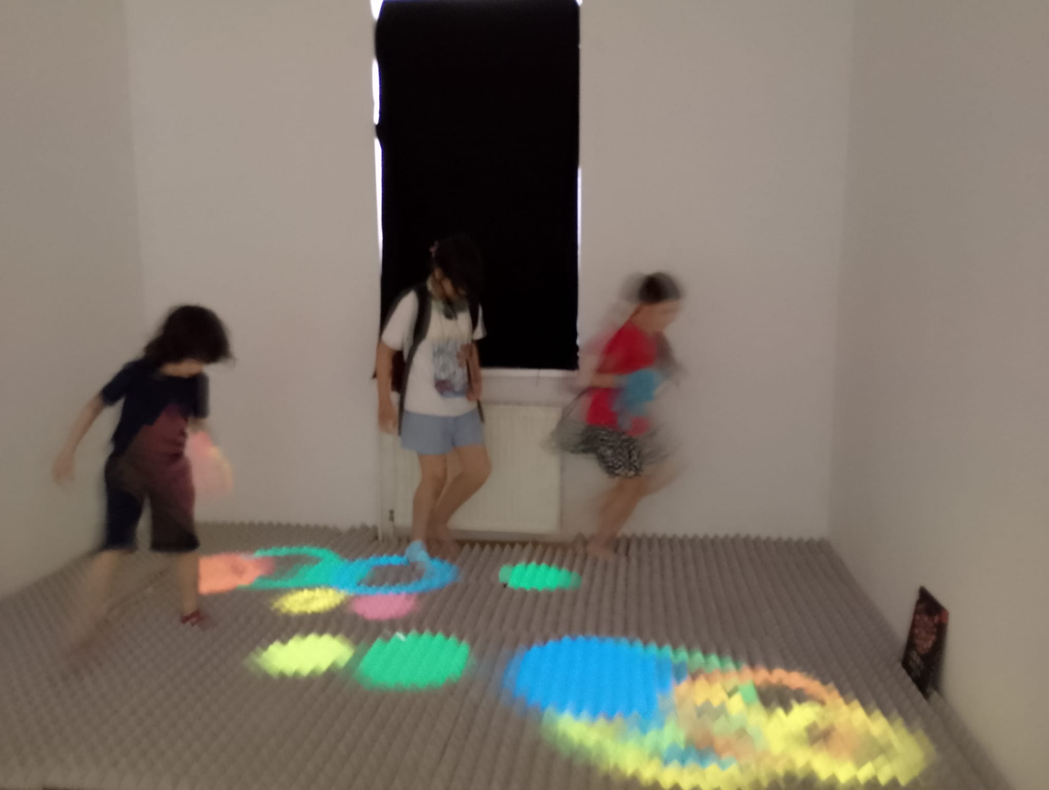 PLAY/BRAIN Berlin Projektion, spielende Kinder
