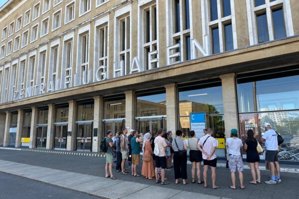 KIDZ Team vor dem Tempelhofer Flughafen