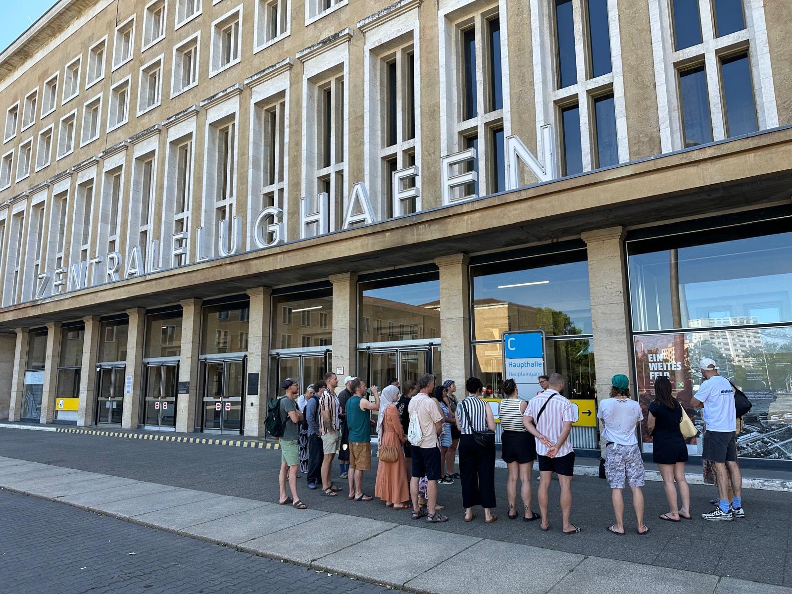 KIDZ Team vor dem Tempelhofer Flughafen